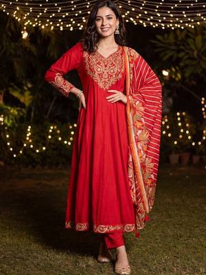 women ethnic motifs regular thread work kurta with trousers & with dupatta 1