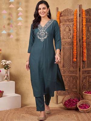 women ethnic motifs embroidered regular thread work kurta with trousers 6