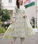 women floral printed regular cotton kurta with trousers & with dupatta