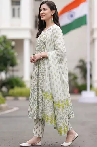 women floral printed regular cotton kurta with trousers & with dupatta