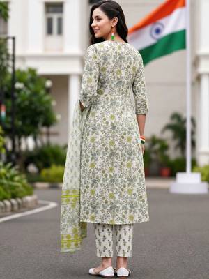 women floral printed regular cotton kurta with trousers & with dupatta 4
