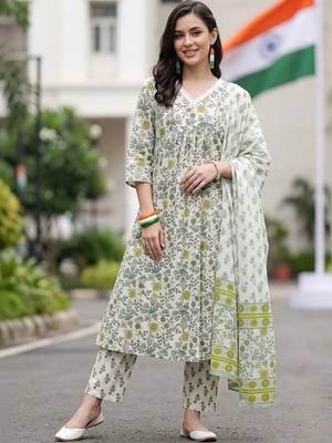 women floral printed regular cotton kurta with trousers & with dupatta 6