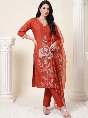 women floral embroidered regular thread work kurta with trousers & with dupatta 1