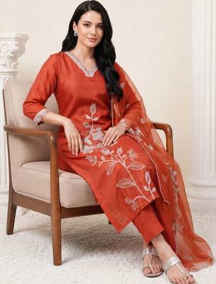 women floral embroidered regular thread work kurta with trousers & with dupatta 2