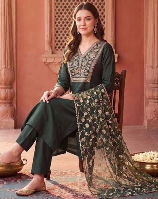 women ethnic motifs embroidered regular thread work liva kurta with trousers & with dupatta 2