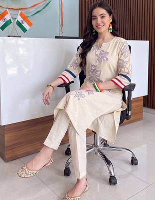 women ethnic motifs printed regular kurta with trousers 2