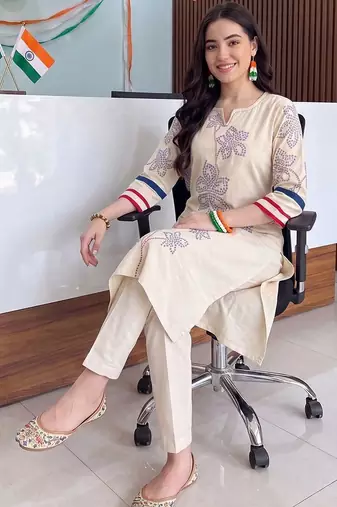 women ethnic motifs printed regular kurta with trousers