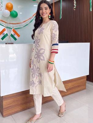 women ethnic motifs printed regular kurta with trousers 3