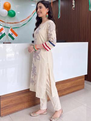 women ethnic motifs printed regular kurta with trousers 4
