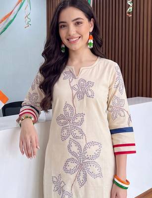 women ethnic motifs printed regular kurta with trousers 5