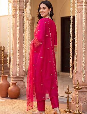 women ethnic motifs embroidered regular kurta with trousers & with dupatta 4
