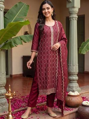 women embroidered regular thread work kurta with trousers & with dupatta 2
