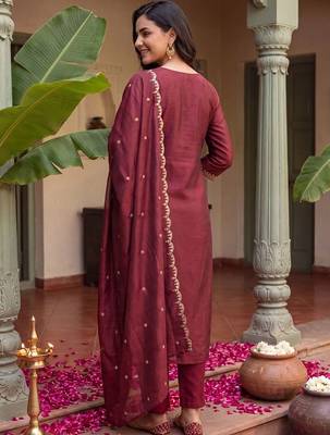 women embroidered regular thread work kurta with trousers & with dupatta 3