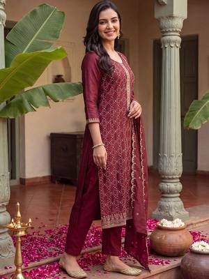 women embroidered regular thread work kurta with trousers & with dupatta 5