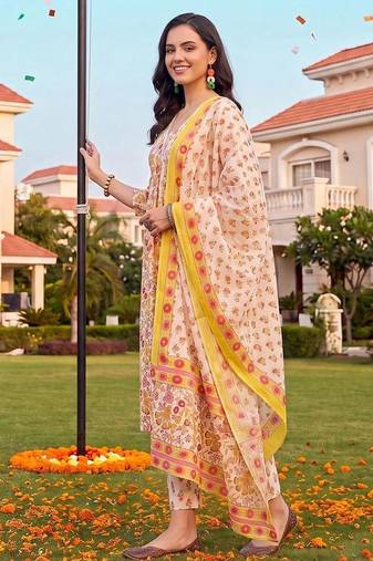 women floral printed regular cotton kurta with trousers & with dupatta