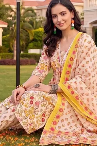 women floral printed regular cotton kurta with trousers & with dupatta