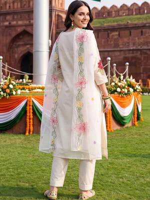 women floral embroidered regular thread work kurta with trousers & with dupatta 4