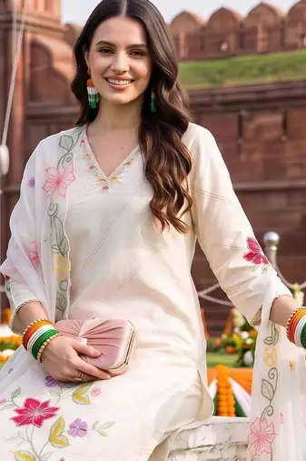 women floral embroidered regular thread work kurta with trousers & with dupatta