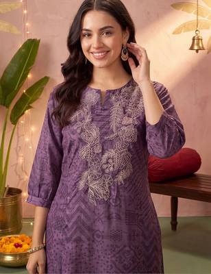 women ethnic motifs embroidered regular thread work kurta with trousers 2
