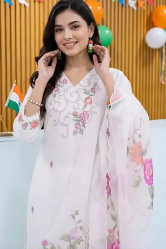 women floral embroidered regular thread work kurta with trousers & with dupatta