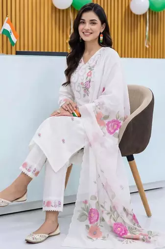women floral embroidered regular thread work kurta with trousers & with dupatta