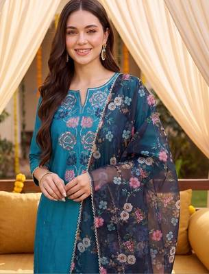 women floral embroidered regular thread work kurta with trousers & with dupatta 2