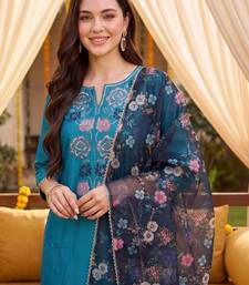 women floral embroidered regular thread work kurta with trousers & with dupatta