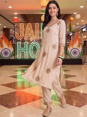 women ethnic motifs embroidered regular thread work liva kurta with trousers 3