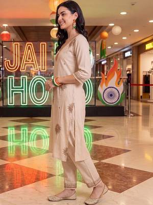 women ethnic motifs embroidered regular thread work liva kurta with trousers 4