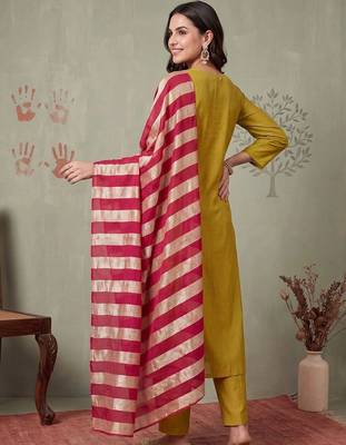women ethnic motifs embroidered regular thread work kurta with trousers & with dupatta 3