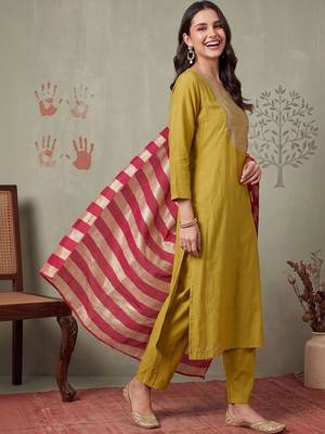 women ethnic motifs embroidered regular thread work kurta with trousers & with dupatta 6