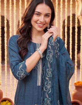 women floral embroidered regular thread work kurta with trousers & with dupatta 2