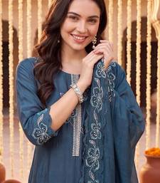 women floral embroidered regular thread work kurta with trousers & with dupatta