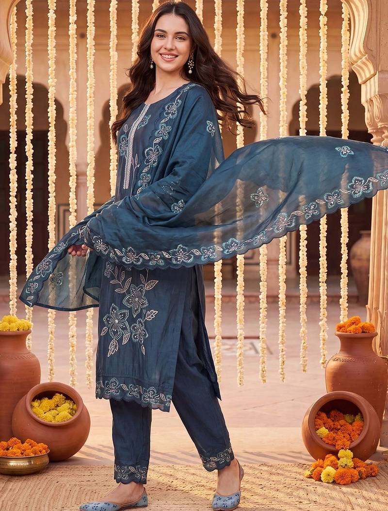 women floral embroidered regular thread work kurta with trousers & with dupatta
