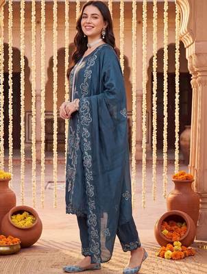 women floral embroidered regular thread work kurta with trousers & with dupatta 6