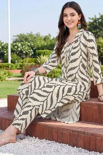 women printed regular kurta with trousers