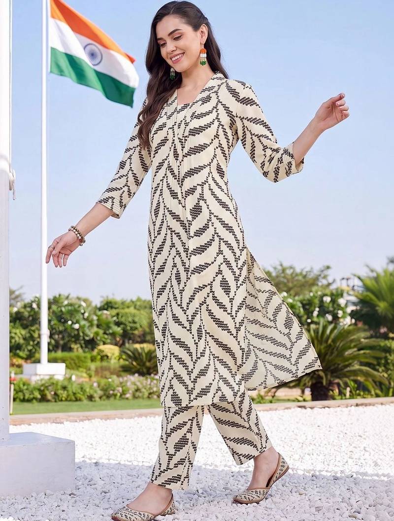 women printed regular kurta with trousers