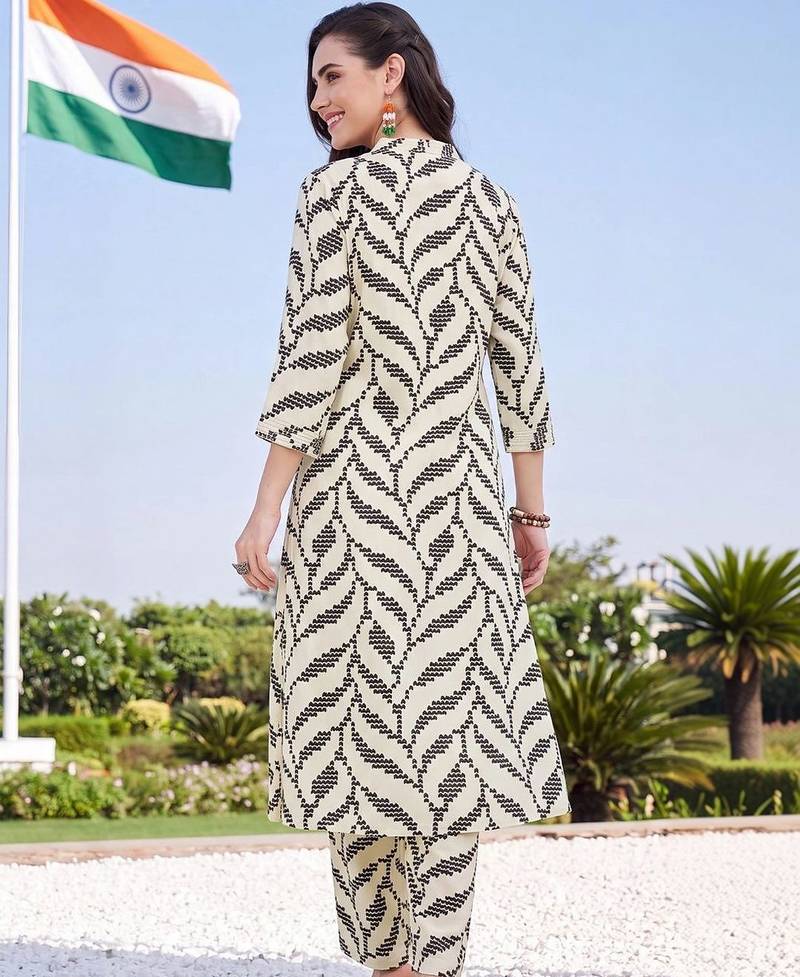 women printed regular kurta with trousers