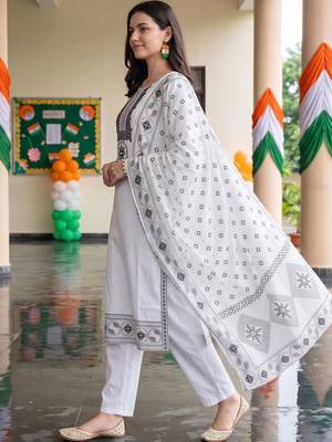 women ethnic motifs embroidered regular mirror work cotton kurta with trousers & with dupatta 3