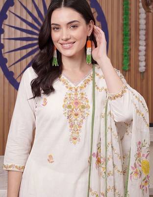 women floral embroidered regular thread work cotton kurta with trousers & with dupatta 3