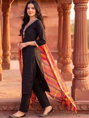 women ethnic motifs embroidered regular thread work kurta with trousers & with dupatta 3