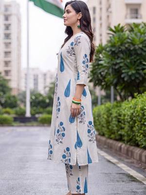 women floral printed regular kurta with trousers 4