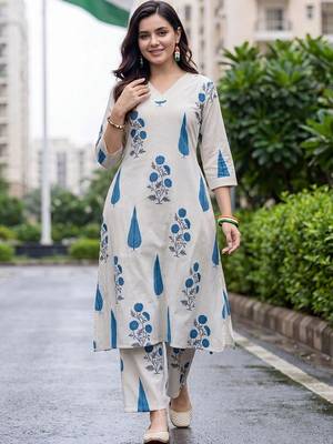 women floral printed regular kurta with trousers 5