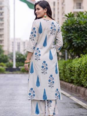 women floral printed regular kurta with trousers 6