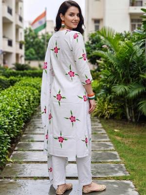 women floral printed regular thread work cotton kurta with trousers & with dupatta 4
