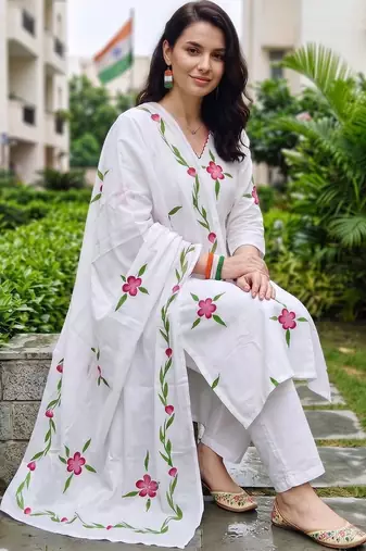 women floral printed regular thread work cotton kurta with trousers & with dupatta