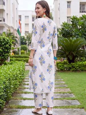 women floral printed regular cotton kurta with trousers 4