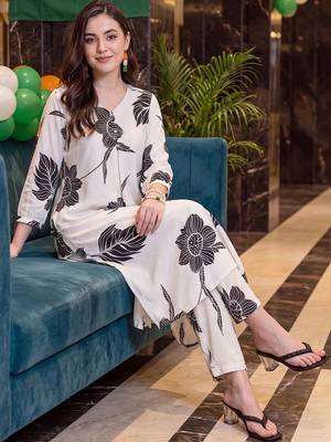women floral printed regular kurta with trousers 2