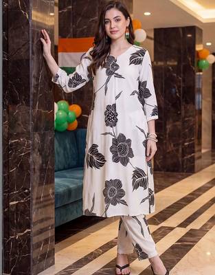 women floral printed regular kurta with trousers 3