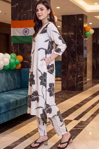women floral printed regular kurta with trousers
